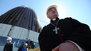 Metropolita warszawski kardynał Kazimierz Nycz na tle kopuły