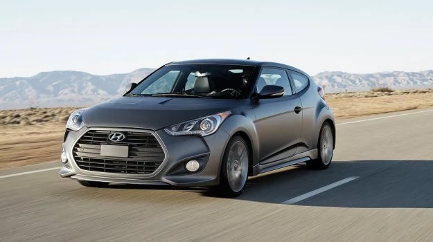 Hyundai Veloster produkowany jest od 2011 roku. Jego wizytówką są drzwi w niesymetrycznym układzie 2+1 (jedne po stronie kierowcy i para po stronie pasażera).