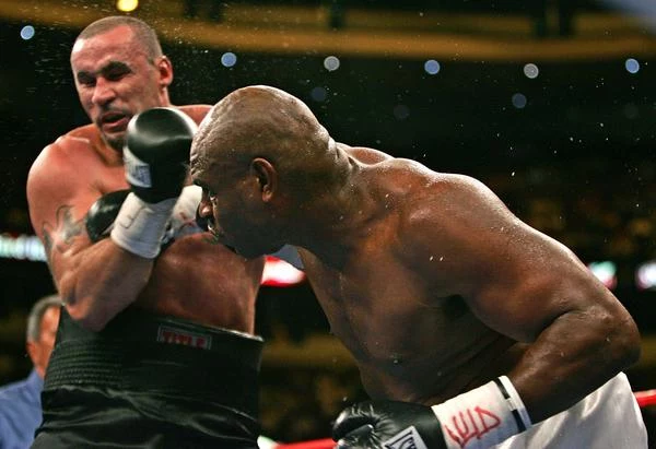 Oliver McCall (tu w walce z Przemysławem Saletą) niebawem zmierzy się z Krzysztofem Zimnochem