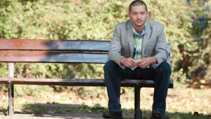 Bogdan oznajmia, że Maria nie jest jego matką, po czym wzburzony wychodzi! 