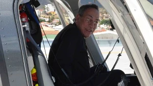 Kardynał Maradiaga za sterami śmigłowca. Zdjęcie z prywatnego zbioru Szymona Hołowni