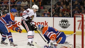 Patrick Kane z Chicago Blackhawks strzela gola Edmonton Oilers
