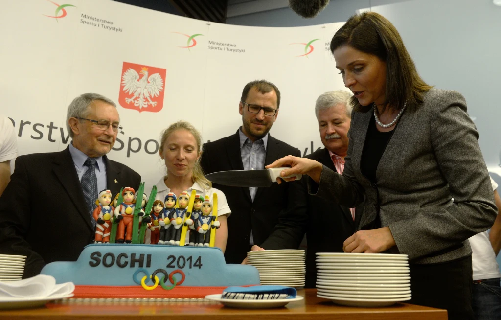 Minister sportu Joanna Mucha kroi okolicznościowy tort
