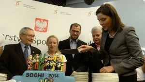 Minister sportu Joanna Mucha kroi okolicznościowy tort