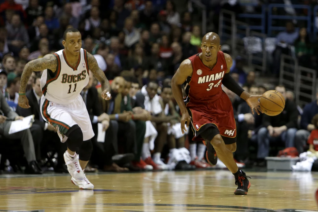 Ray Allen (z piłką) zdobył 23 punkty w trzecim meczu z Milwaukee Bucks Ray Allen (z piłką) zdobył 23 punkty w trzecim meczu z Milwaukee Bucks