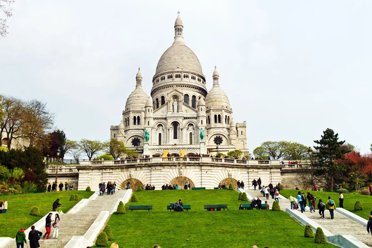 Bazylika Sacre-Coeur na wzgórzu Montmartre w Paryżu.