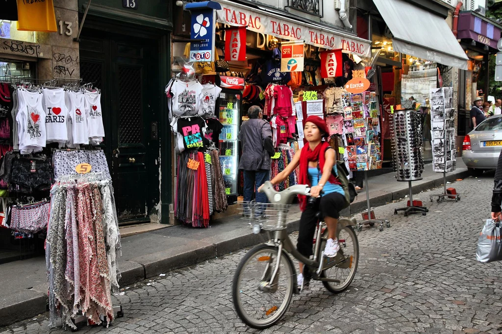 Jedna z głównych ulic handlowych w dzielnicy Montmartre