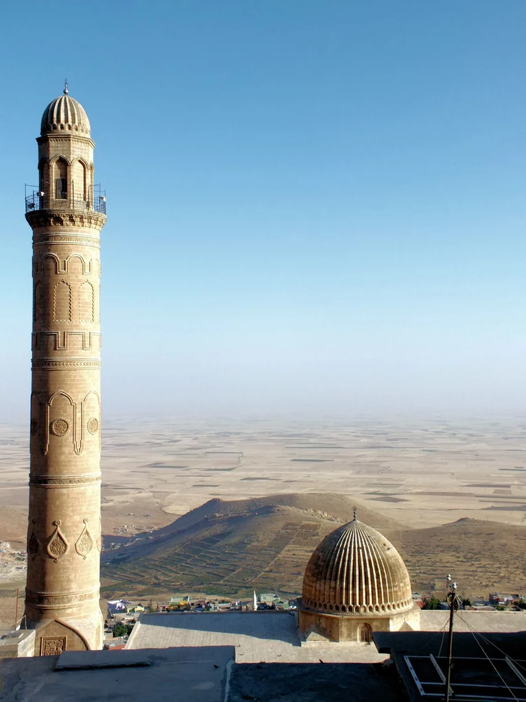 Ocalały minaret meczetu Ulu Cami z XII w.