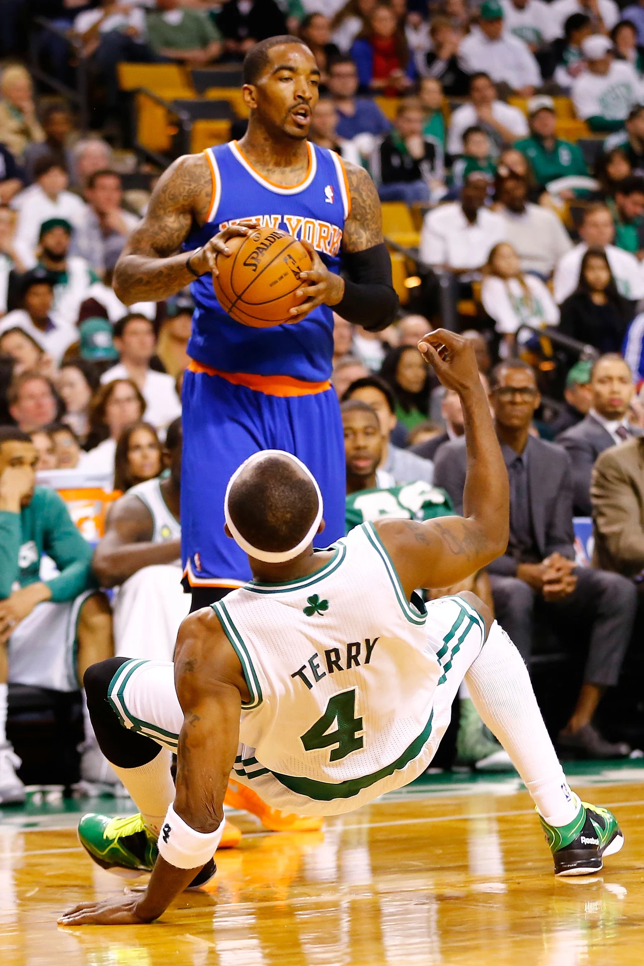 J.R. Smith z New York Knicks i Jason Terry (Boston Celtics) J.R. Smith z New York Knicks i Jason Terry (Boston Celtics)