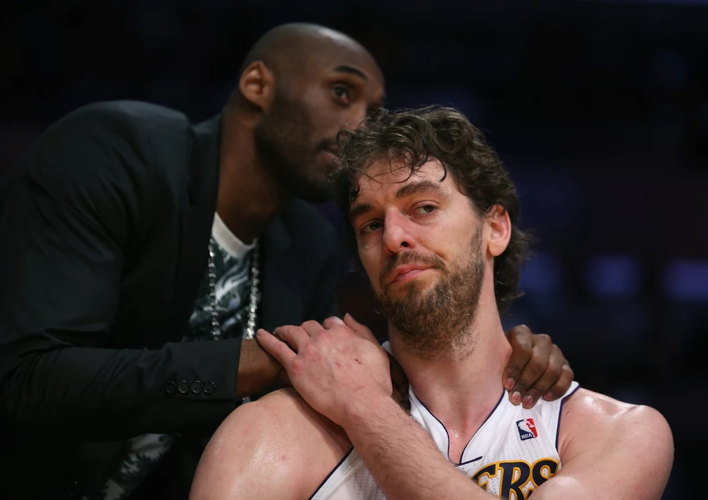 Kobe Bryant pociesza Pau Gasola