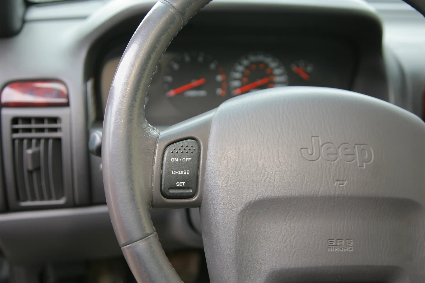 Przetarcia: ubytki farby można uzupełniać samodzielnie za pomocą farby tonującej. Jej odcień najlepiej dobierać do koloru zagłówka.