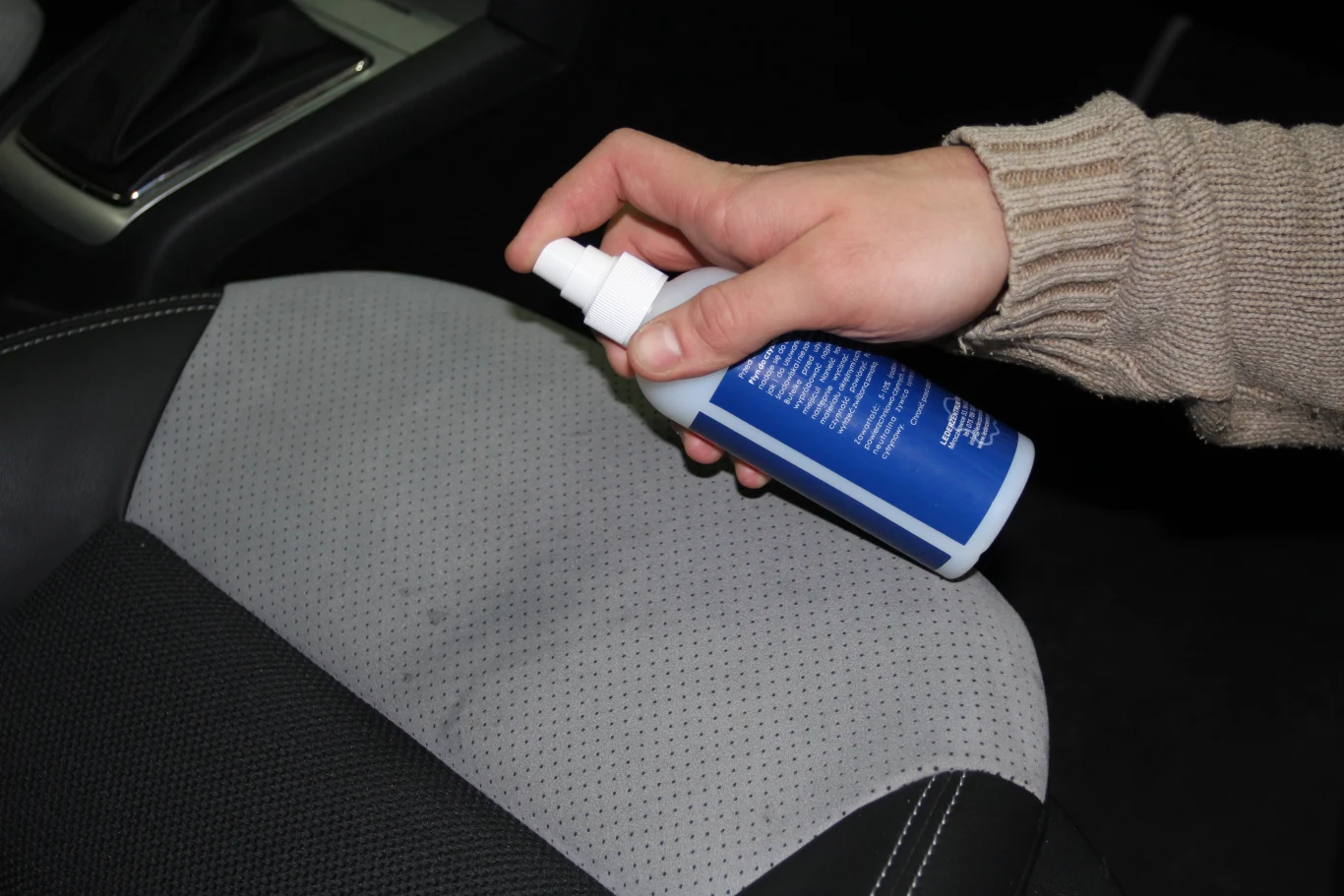 Pielęgnacja alcantary: alcantarę należy odkurzyć i przetrzeć wilgotną szmatką lub środkiem do czyszczenia. Na zmechacenia pomaga pad szlifujący lub golarka.