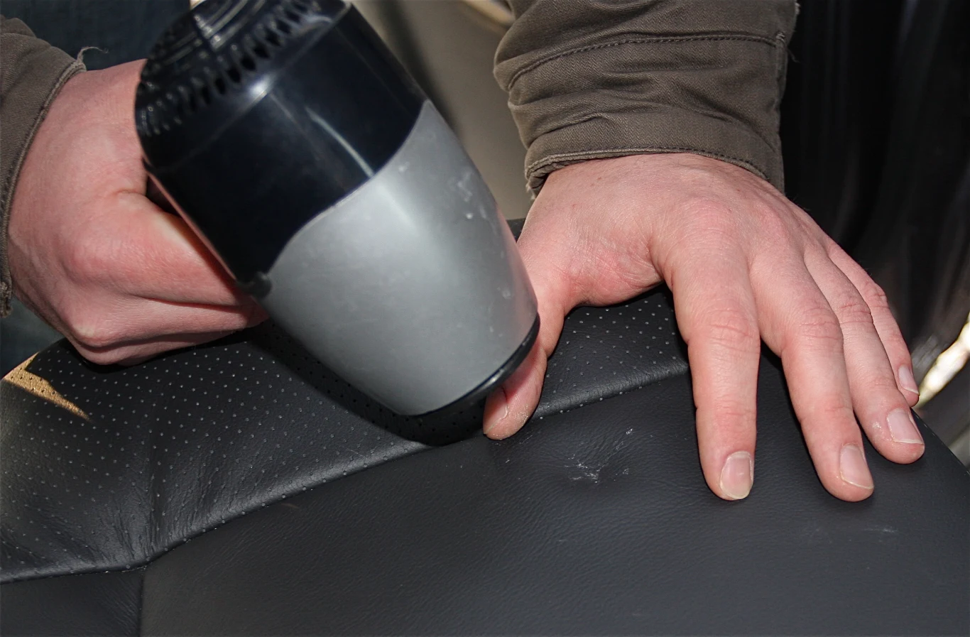 Zagniecenia: zagniecenia po ciężkich przedmiotach można usuwać suszarką. Po wygładzeniu tapicerki ręką należy ją schłodzić, np. zimnym żelazkiem.