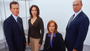 W 9. serii "Z archiwum X" parę głównych bohaterów zastępują John Doggett (Robert Patrick) i Monica Reyes (Annabeth Gish). 
