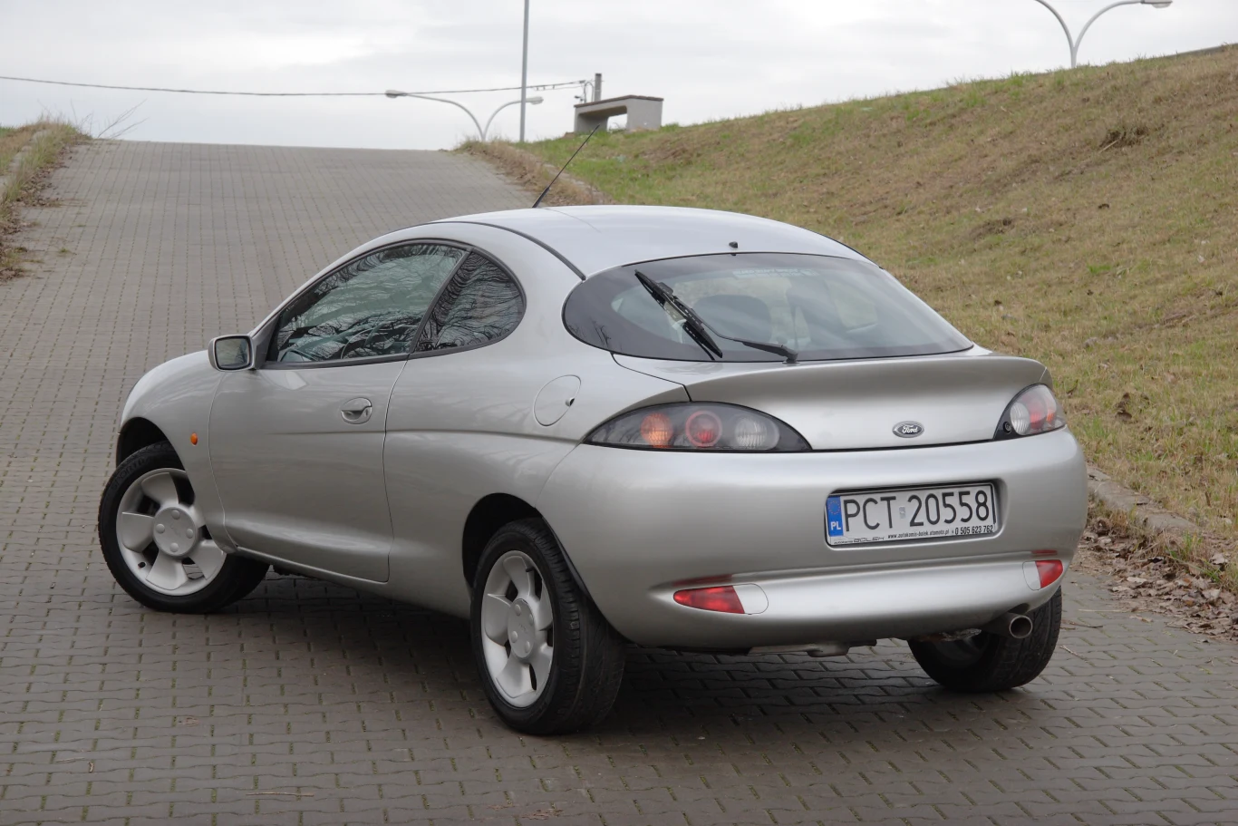 Sylwetka zwraca uwagę, ale widoczność do tyłu jest zła.