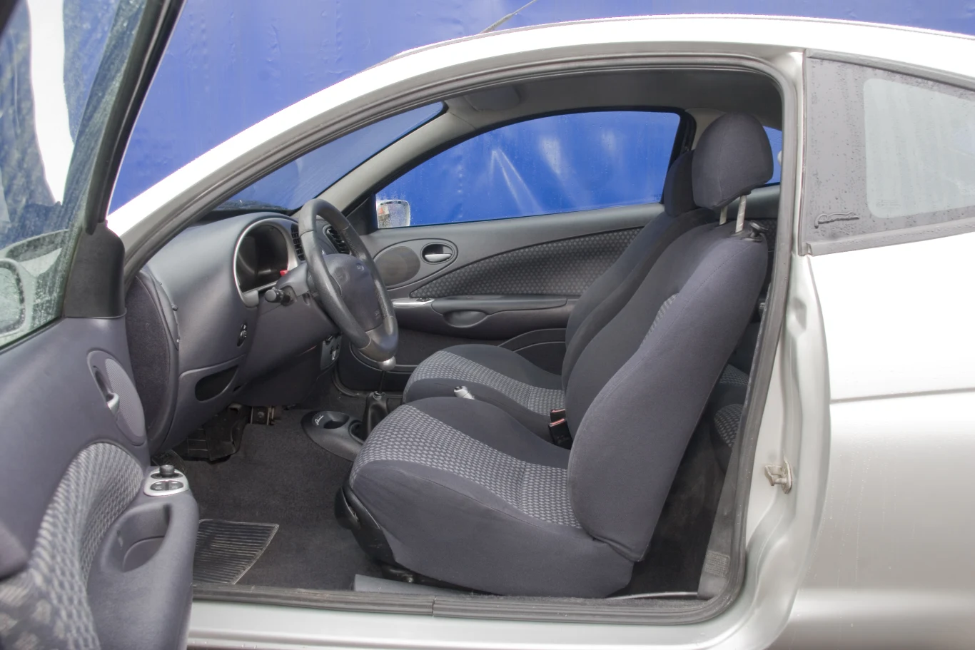 Jak na małe coupe ilość miejsca z przodu jest zadowalająca. Fotele są niewiele lepsze niż w Fieście, ale zdarzają się Pumy ze „skórą”.