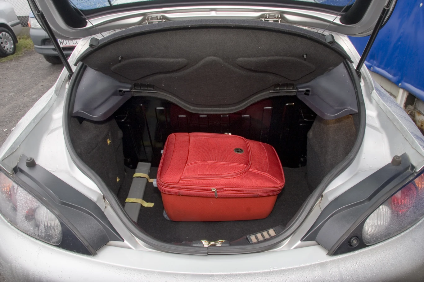 Bagażnik mieści 240 litrów, ale otwór załadunku jest mały.