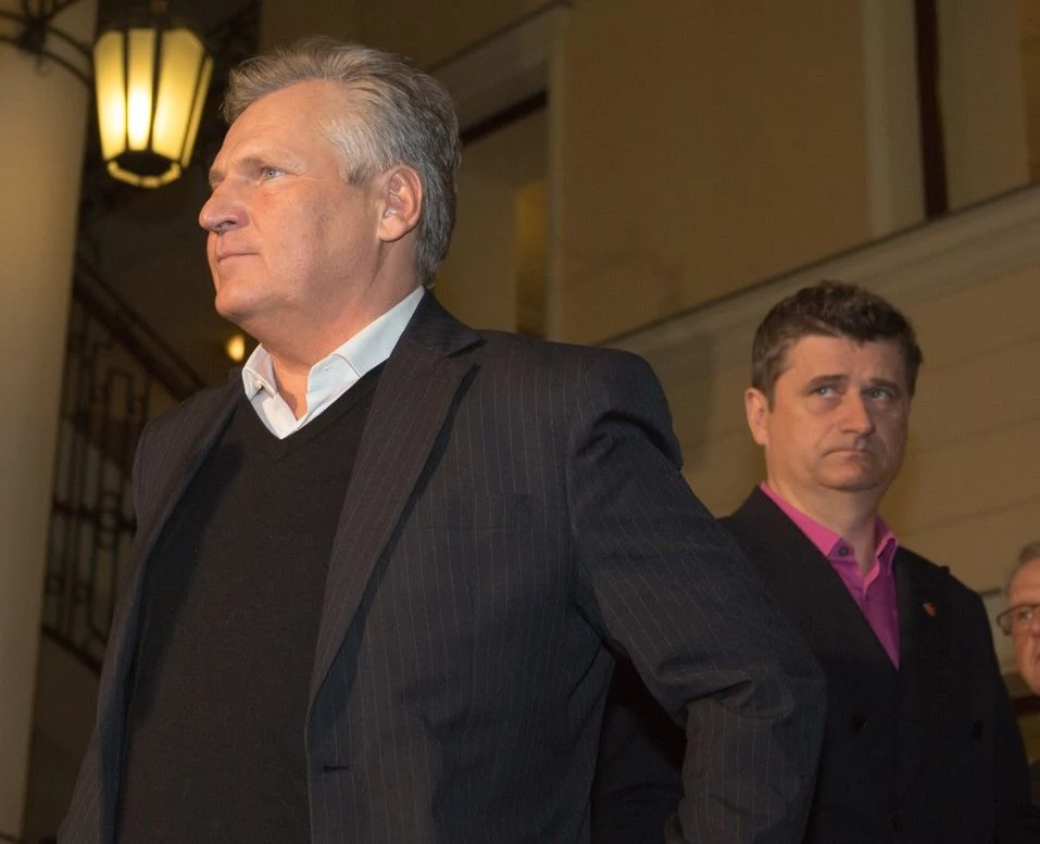 Aleksander Kwaśniewski. W tle - Janusz Palikot