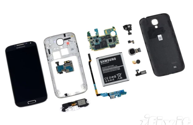 Galaxy S 4 rozłożony na czynniki pierwsze.    Fot. iFixIt