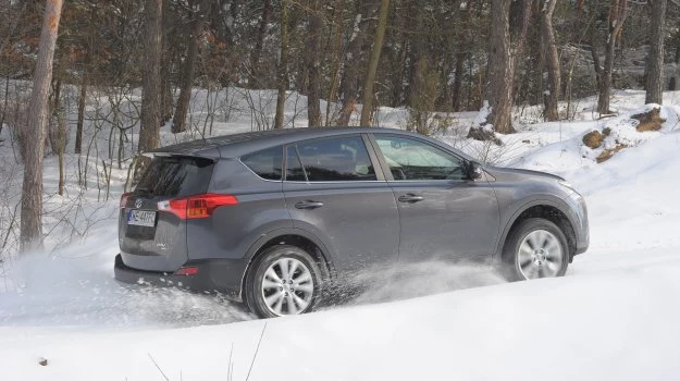 Nowa Toyota RAV4 bardzo wysoko ustawia poprzeczkę pod względem ilości miejsca z tyłu.