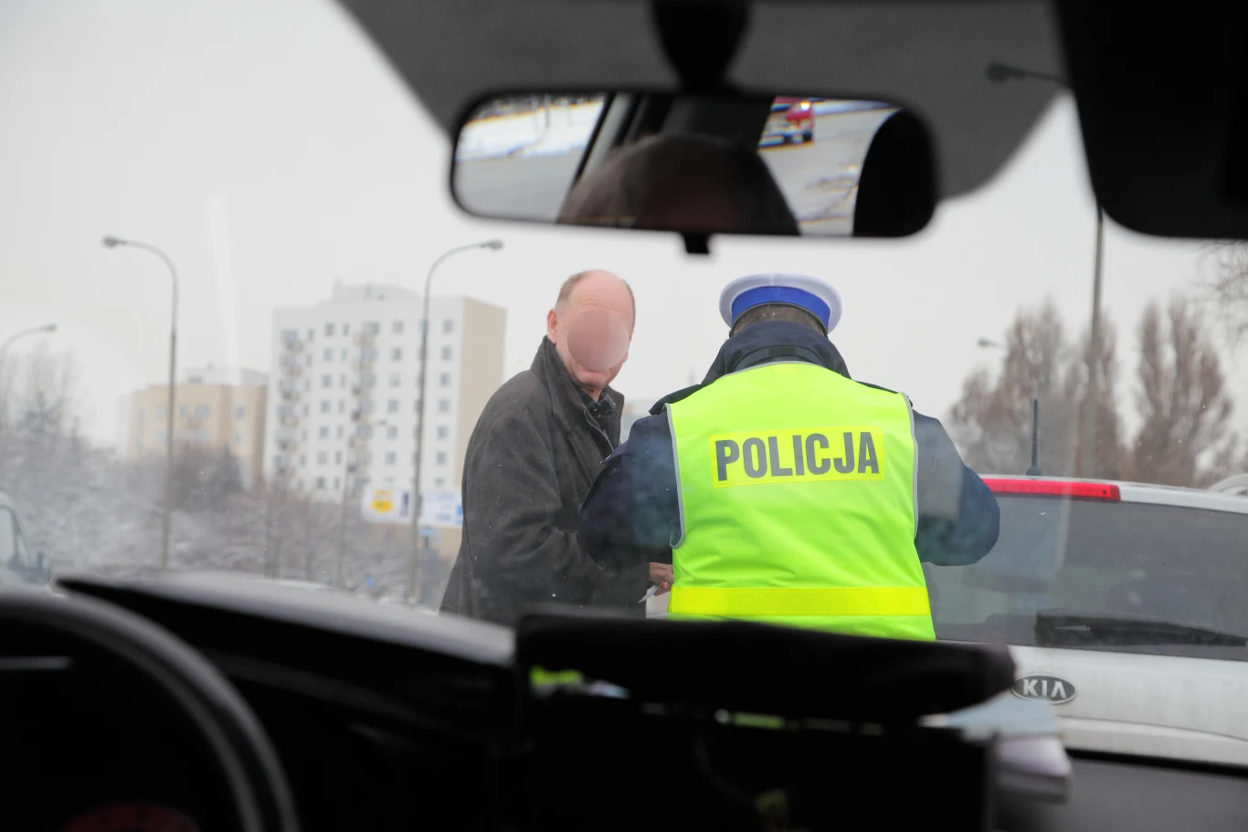 Z chwilą okazania legitymacji, np. sędziego, policjant musi odstąpić od ukarania.