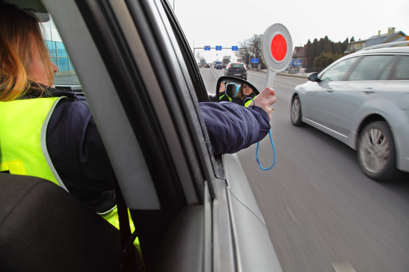 Policjant ma prawo zatrzymać każde auto, także to prowadzone przez osobę z immunitetem.
