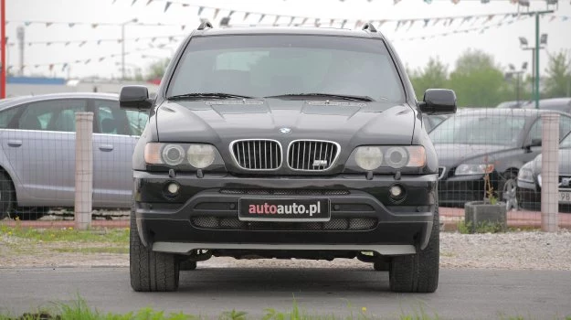 Odważna stylizacja ma sprawiać, żeby inni kierowcy czuli respekt przed BMW X5. W Polsce bez wątpienia tak jest.