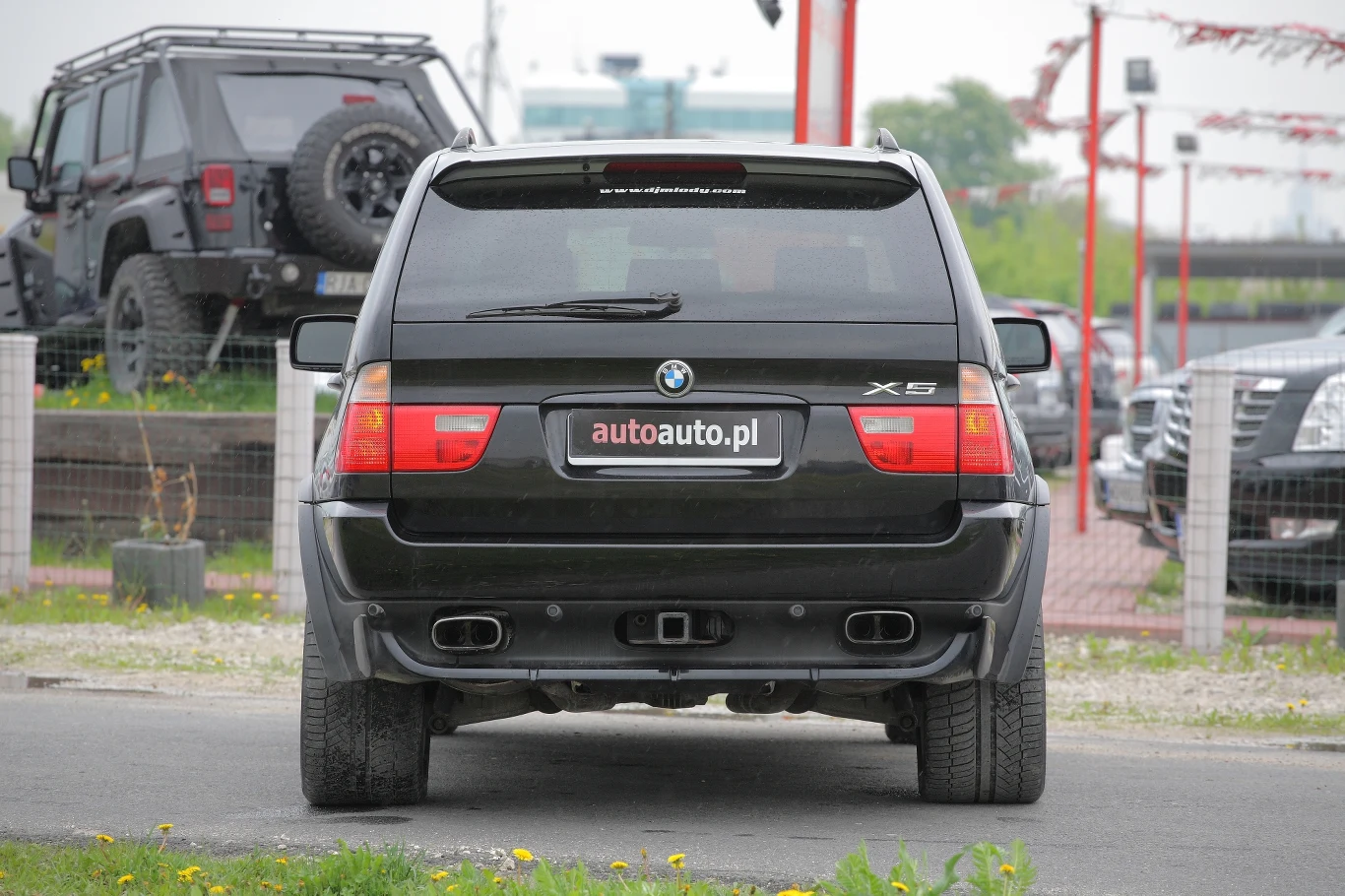...jak i tyłu ma sprawiać, żeby inni kierowcy czuli respekt przed BMW X5. W Polsce bez wątpienia tak jest.