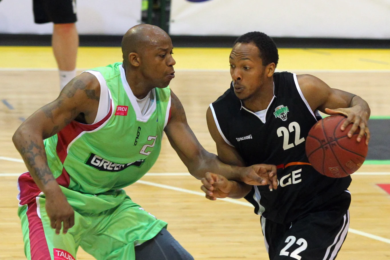 O piłkę walczą Michael Hicks (L) z Polpharmy Starogard Gdański i David Jackson (P) z PGE Turów Zgorzelec O piłkę walczą Michael Hicks (L) z Polpharmy Starogard Gdański i David Jackson (P) z PGE Turów Zgorzelec