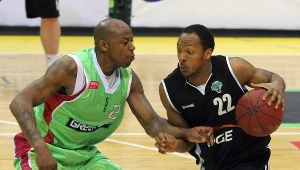 O piłkę walczą Michael Hicks (L) z Polpharmy Starogard Gdański i David Jackson (P) z PGE Turów Zgorzelec