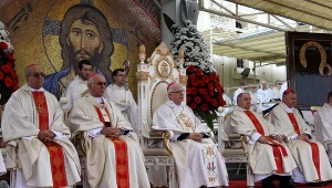 Duchowni podczas mszy św.