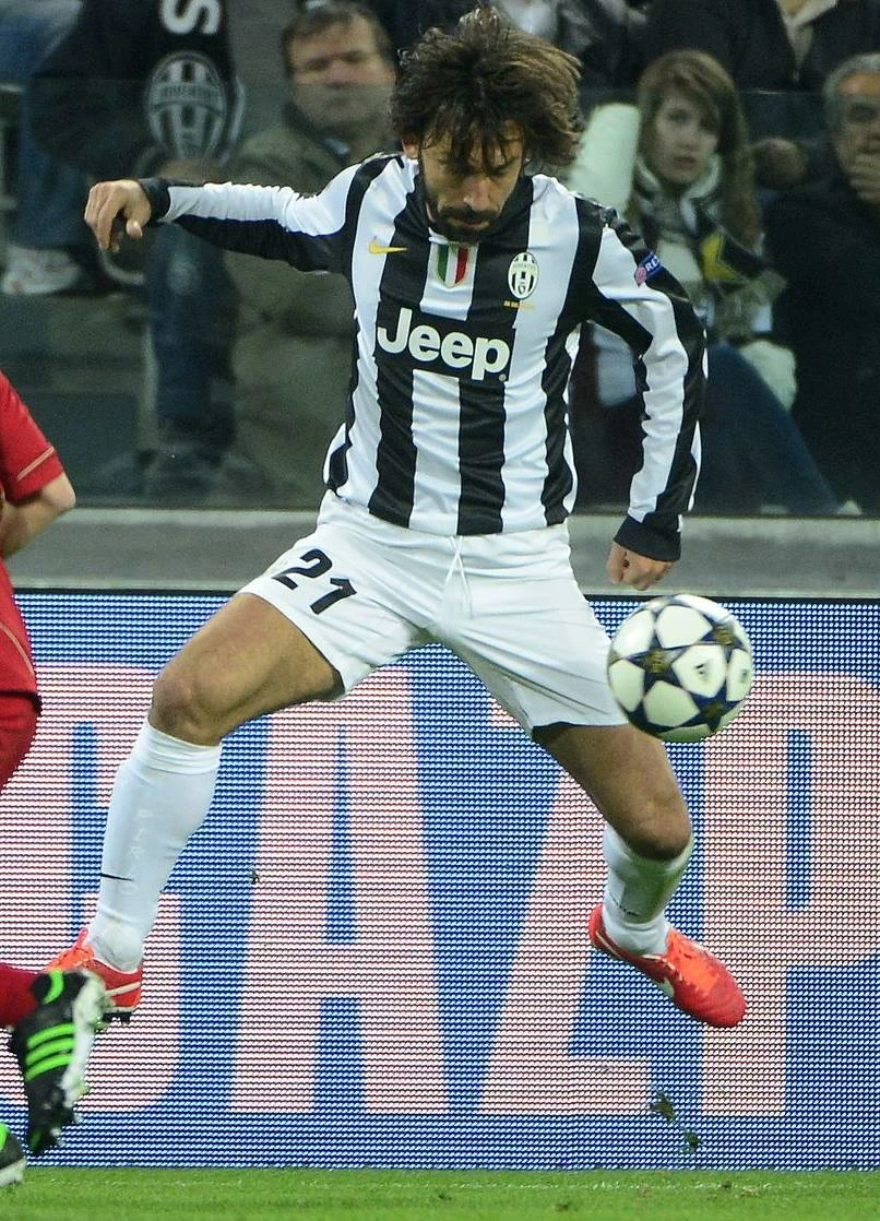 Andrea Pirlo próbuje oszukać czas.