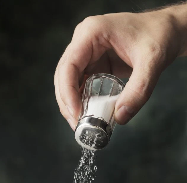 Przeciętny Polak spożywa dziennie około 15 gramów soli kuchennej Przeciętny Polak spożywa dziennie około 15 gramów soli kuchennej