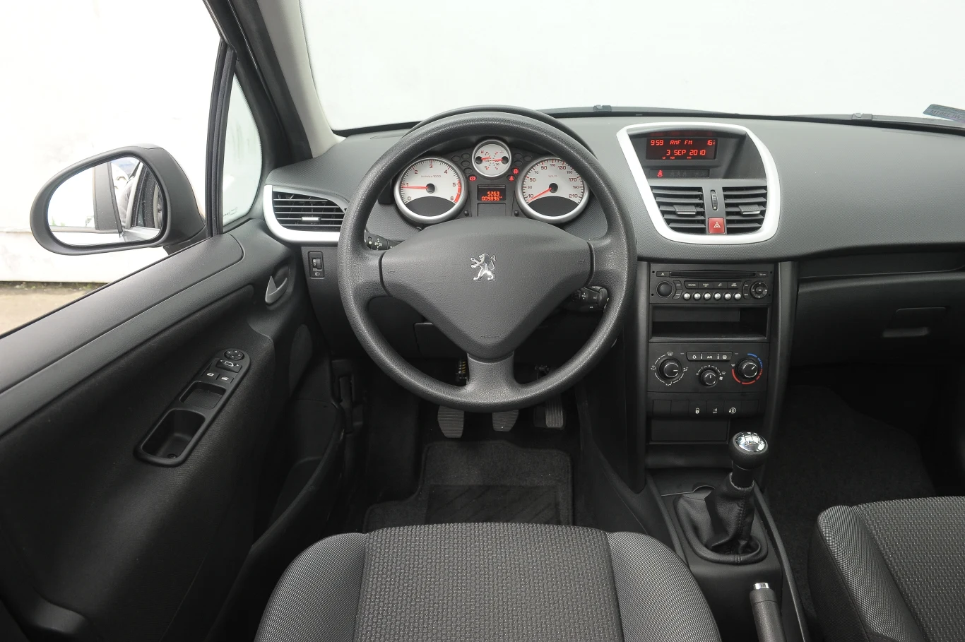 Peugeot 207 SW: Za kierownicą 207 jest wystarczająco dużo miejsca. Z tyłu – nieco ciaśniej.