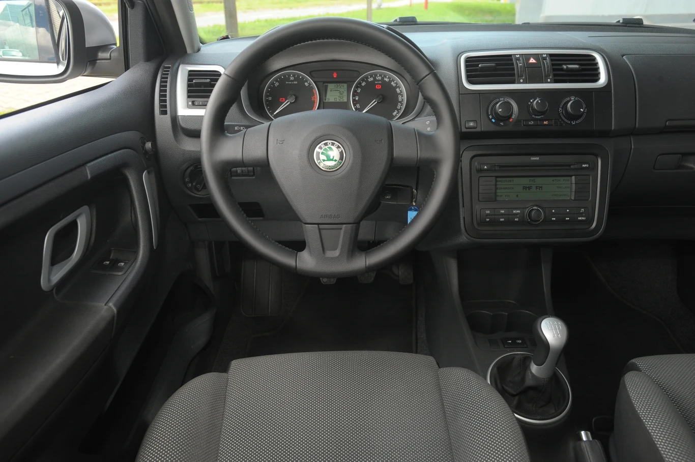 Skoda Fabia II Combi: szaro i buro, ale jakość materiałów jest dobra. Najwięcej miejsca na tylnej kanapie.