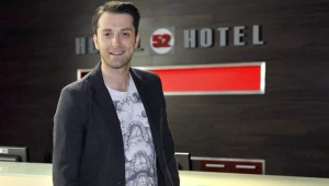 W "Hotelu 52" konsjerż Tomasz (Filip Bobek) będzie grał teraz pierwsze skrzypce. 