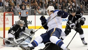 Hokeiści Los Angeles Kings (w czarnych strojach)