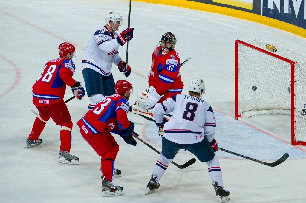 Paul Stastny strzela gola dla USA w meczu z Rosją