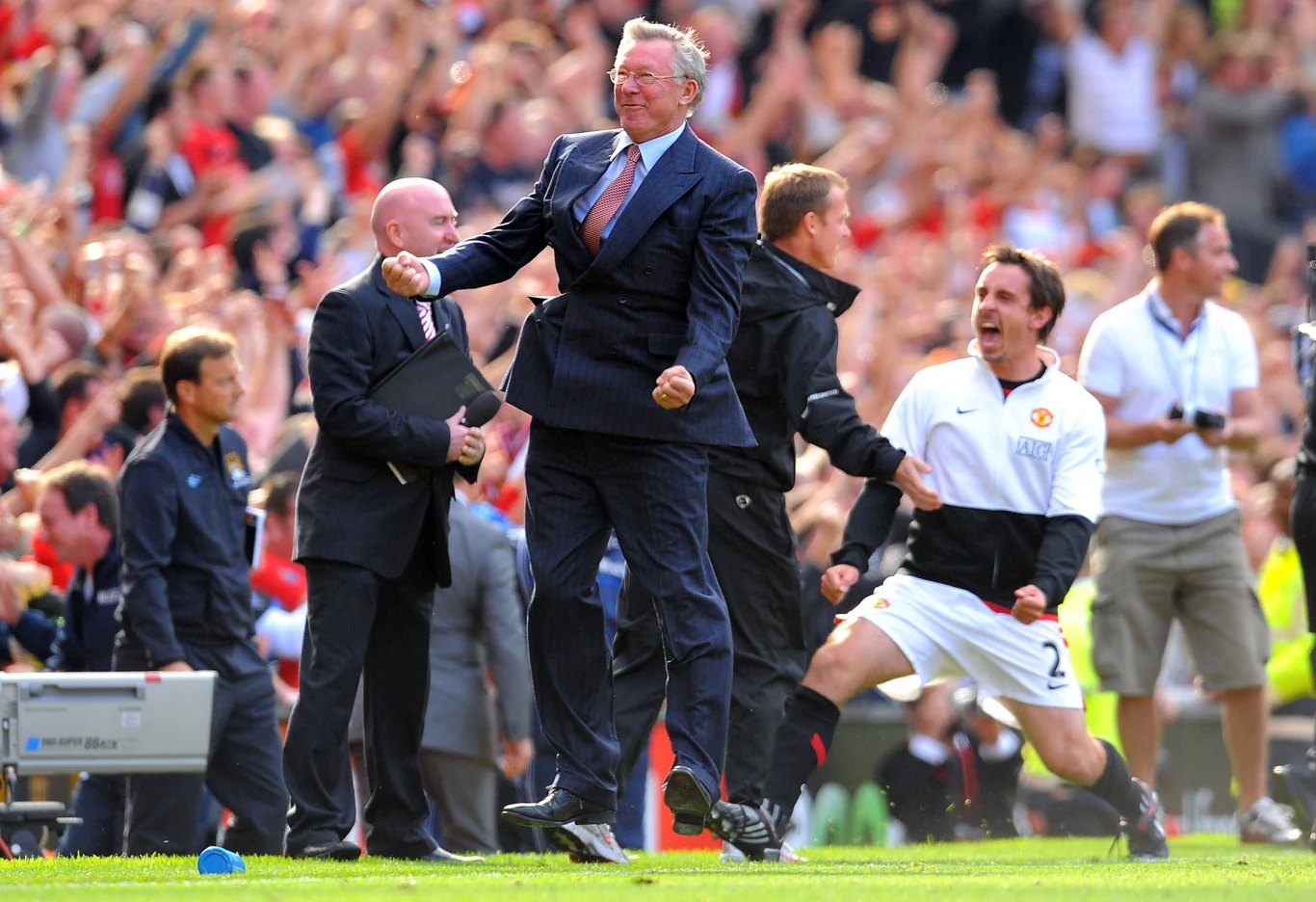 W tym sezonie zdobył z "Czerwonymi Diabłami" 13. w karierze mistrzostwo Anglii. Na liście jego dokonań znajdują się też m.in. dwa triumfy w Lidze Mistrzów, jeden w Pucharze Zdobywców Pucharów i pięć w Pucharze Anglii. Ogółem z MU wywalczył 38 trofeów.