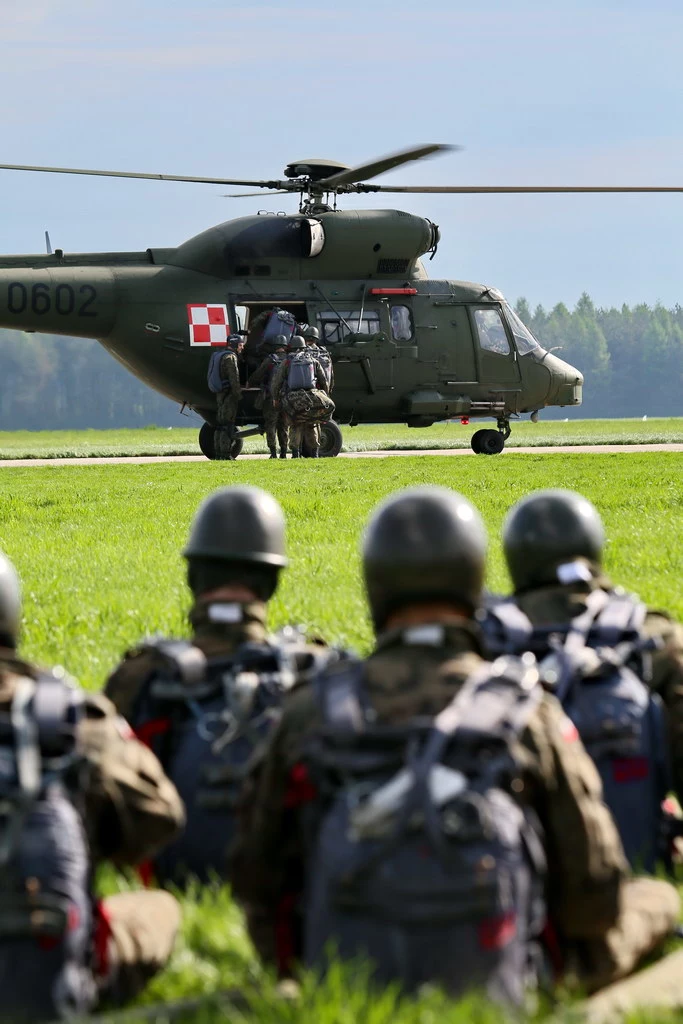 Żołnierze 16 batalionu 6 Brygady Powietrznodesantowej z Krakowa w trakcie ćwiczeń. Żołnierze 16 batalionu 6 Brygady Powietrznodesantowej z Krakowa w trakcie ćwiczeń.