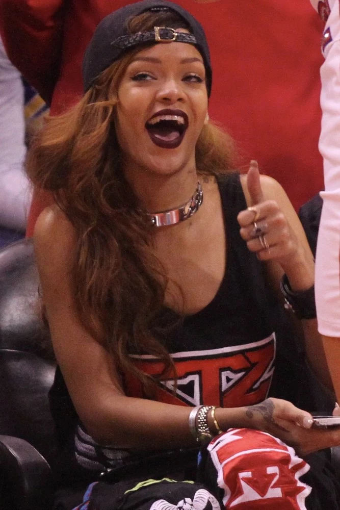 Rihanna prezentuje luźny hip-hopowy styl. Jej znak rozpoznawczy to skórzane kurtki, czapki baseball’owe i złota biżuteria. Rihanna prezentuje luźny hip-hopowy styl. Jej znak rozpoznawczy to skórzane kurtki, czapki baseball’owe i złota biżuteria.