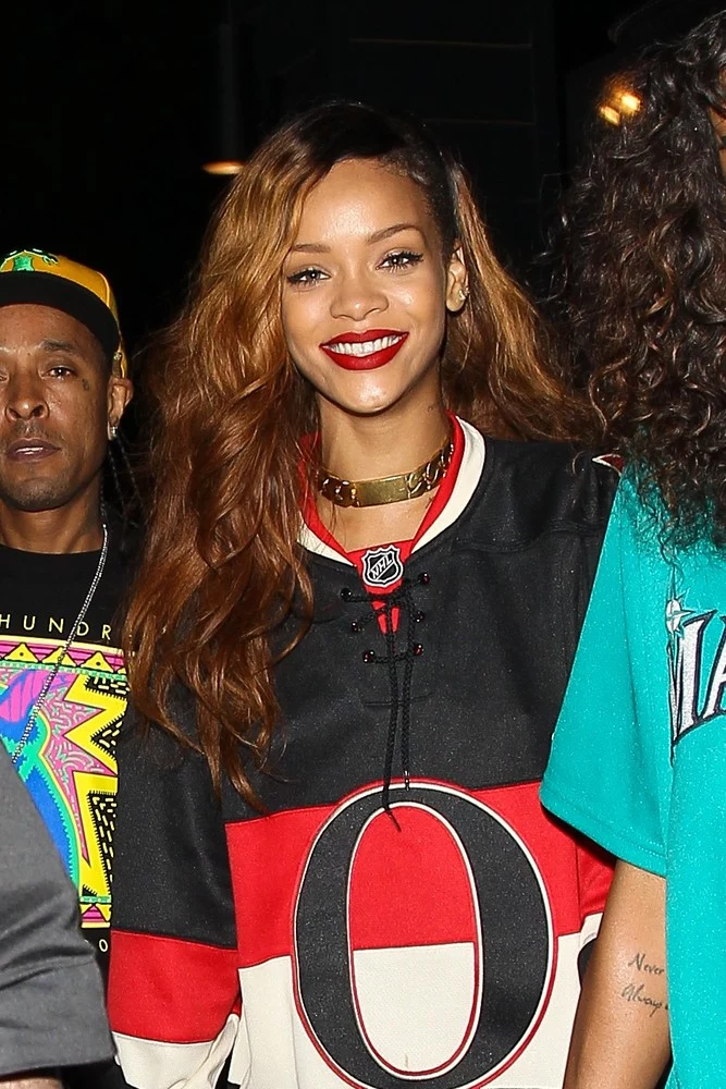 Rihanna prezentuje luźny hip-hopowy styl. Jej znak rozpoznawczy to skórzane kurtki, czapki baseball’owe i złota biżuteria. Rihanna prezentuje luźny hip-hopowy styl. Jej znak rozpoznawczy to skórzane kurtki, czapki baseball’owe i złota biżuteria.