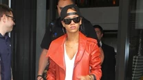 Rihanna prezentuje luźny hip-hopowy styl. Jej znak rozpoznawczy to skórzane kurtki, czapki baseball’owe i złota biżuteria. 