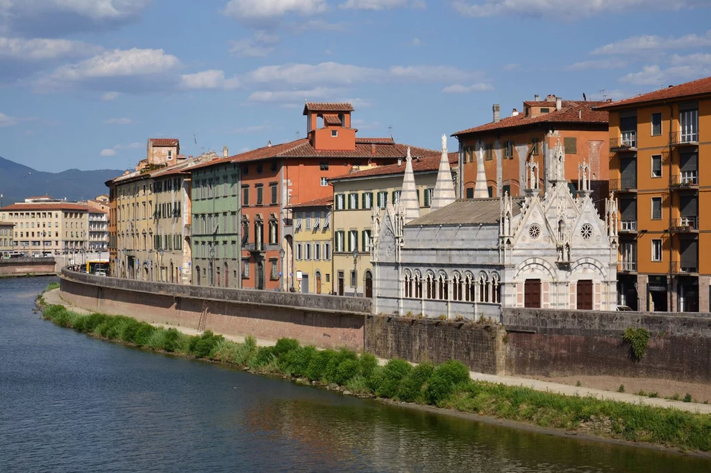 Kościółek Santa Maria della Spina w Pizie stoi nad brzegiem rzeki Arno. Niegdyś był w nim cierń z korony Chrystusa