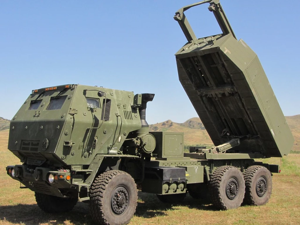 Kołowa wyrzutnia rakietowa Himars