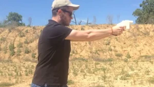 Obraz z filmu zamieszczonego w serwisie YouTube: Wystrzelenie pocisku z Liberatora. Teksas, USA 