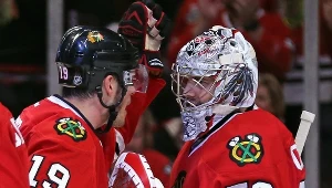 Jonathan Toews i Corey Crawford z Chicago Blakhawks cieszą się z bramki strzelonej zespołowi z Minnesoty