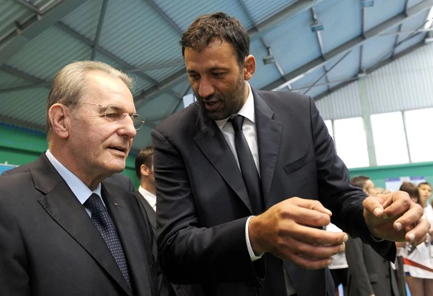 Vlade Divac (z prawej) i prezes MKOl Jacques Rogge Vlade Divac (z prawej) i prezes MKOl Jacques Rogge