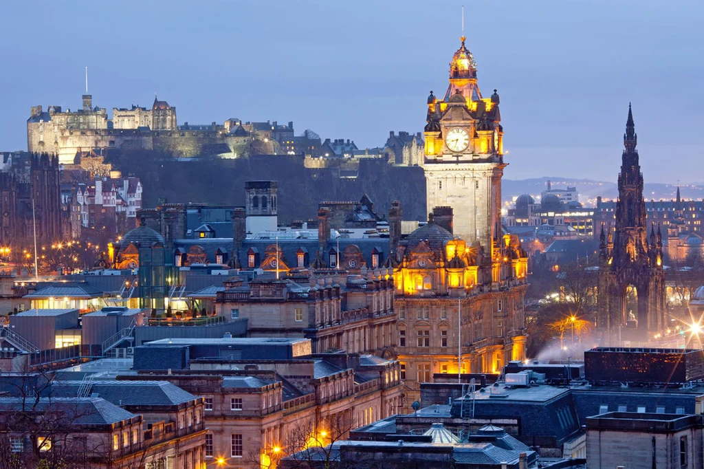 Edynburg. Widok na zamek i pomnik z Calton Hill o zmierzchu 