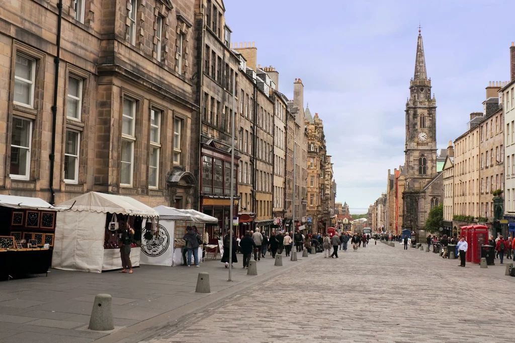 Royal Mile jest główną ulicą starówki, która łączy ze sobą dwie królewskie rezydencje Edynburga: Edinburgh Castle i Pałac Holyrood